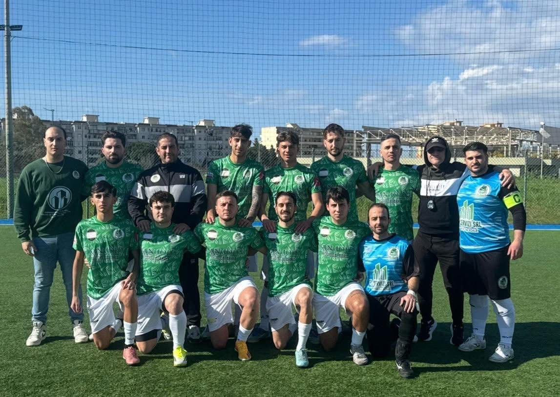 Squadra Evergreen su campo, sullo sfondo Reggio Calabria